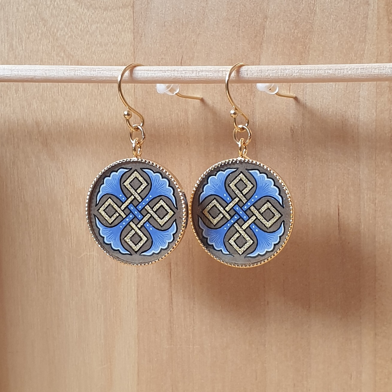 Boucles d'oreille enluminure entrelac or et palmettes bleues