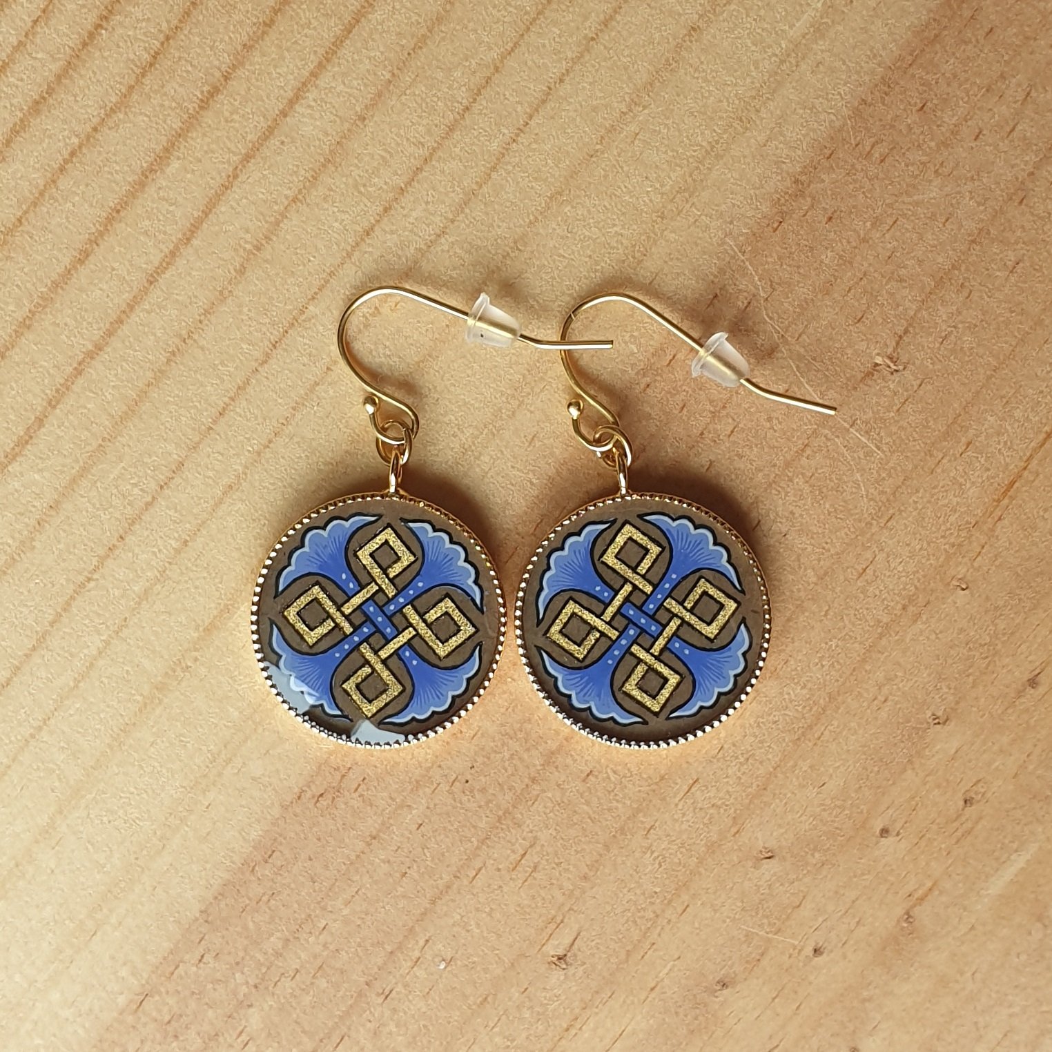 Boucles d'oreille enluminure entrelac or et palmettes bleues