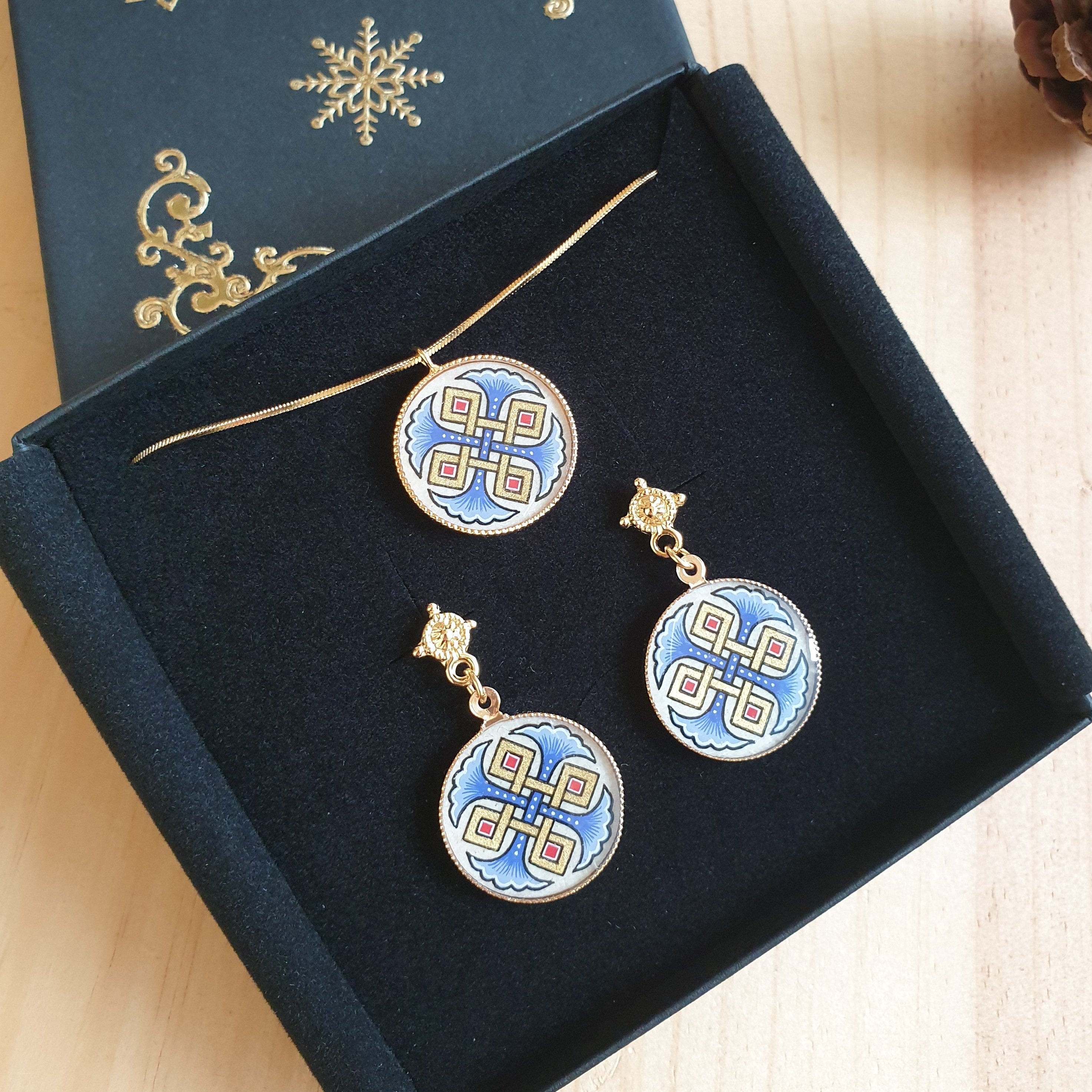 Oplyste &oslash;reringe med r&oslash;de eller bl&aring; palmetter og guldfletninger