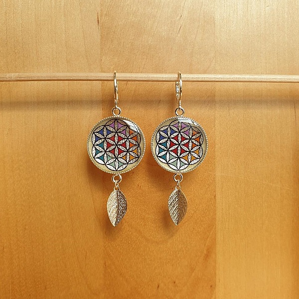 Boucles d'oreilles pendantes fleur de vie aux couleurs chakras.