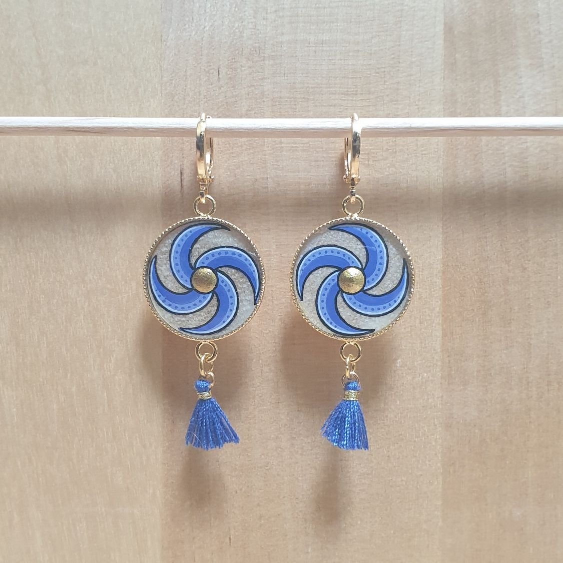 Boucles d'oreille pendantes enluminure spirale bleue ou rouge et or