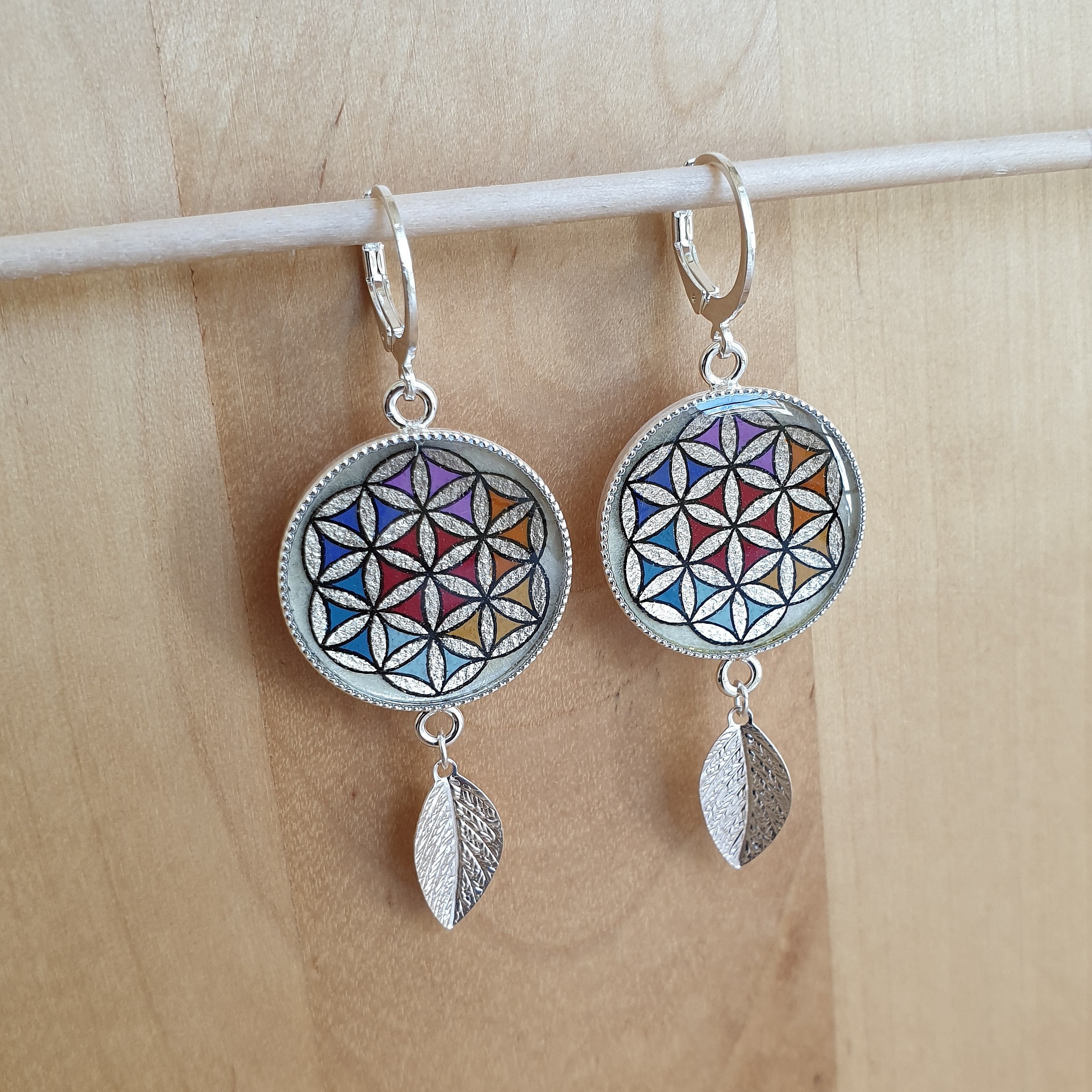 Boucles d'oreilles pendantes Fleur de Vie aux couleurs des chakras.