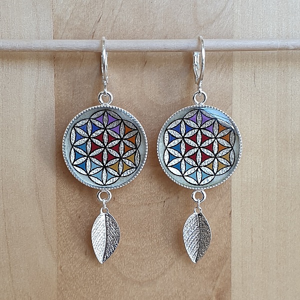Boucles d'oreilles pendantes Fleur de Vie aux couleurs des chakras.