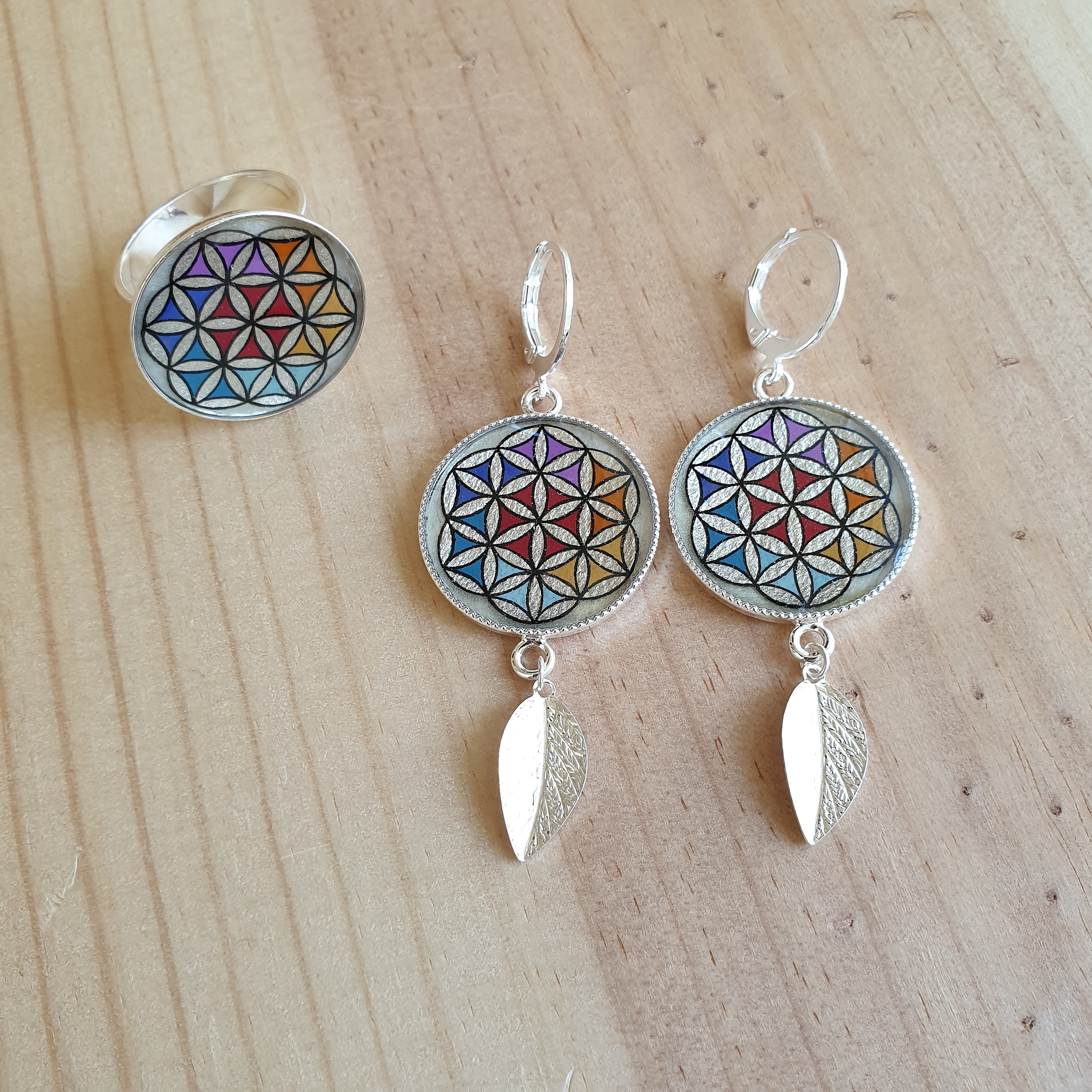 Boucles d'oreilles et bague Fleur de Vie aux sept chakras.