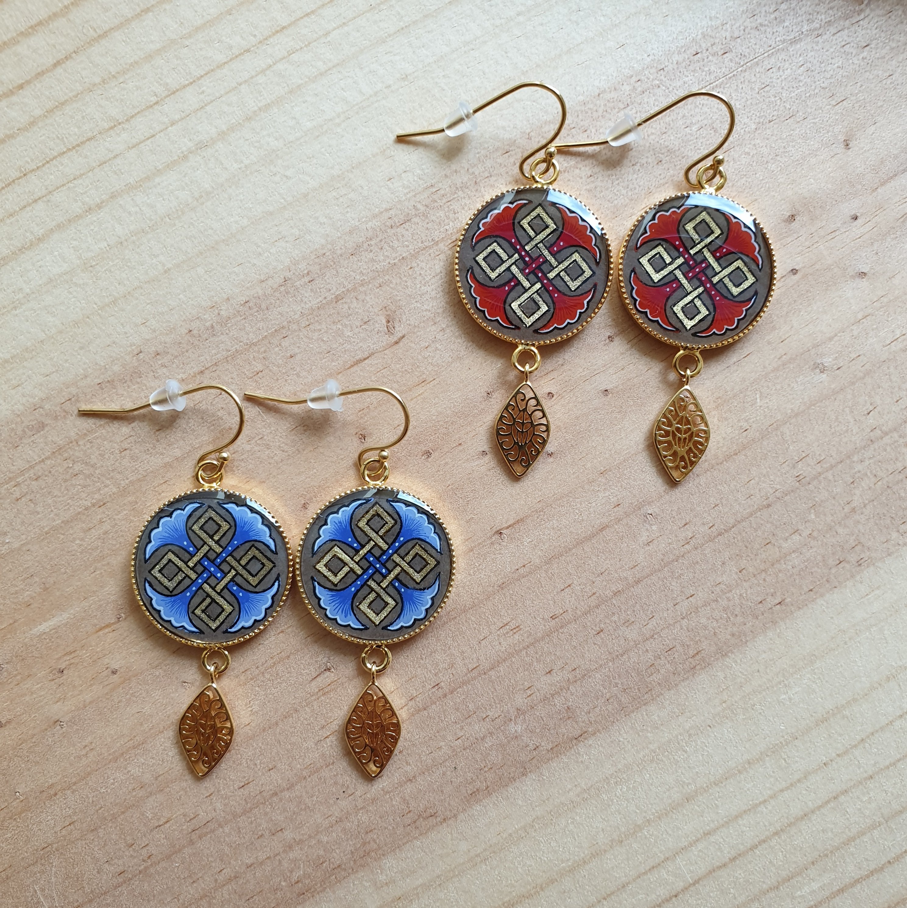 Boucles d'oreille pendantes entrelacs or et palmettes bleues ou rouges