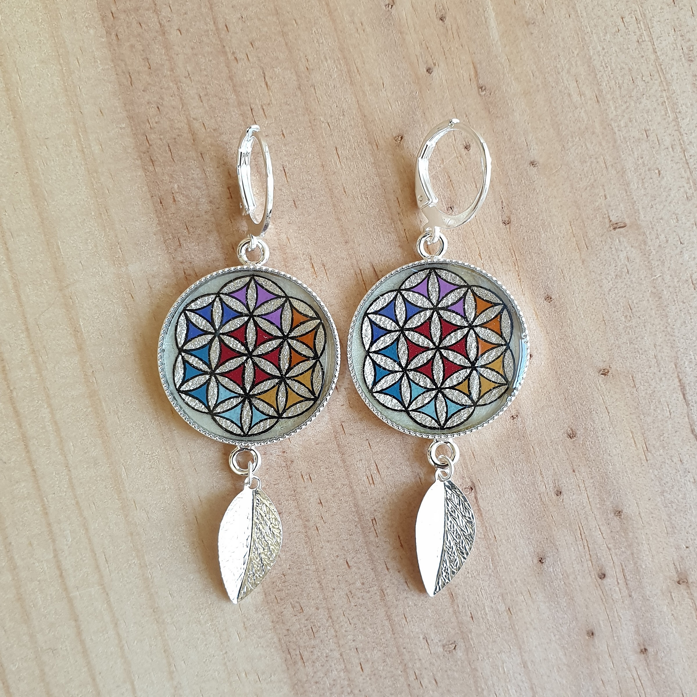 Boucles d'oreilles pendantes Fleur de Vie colorées et feuille argent.