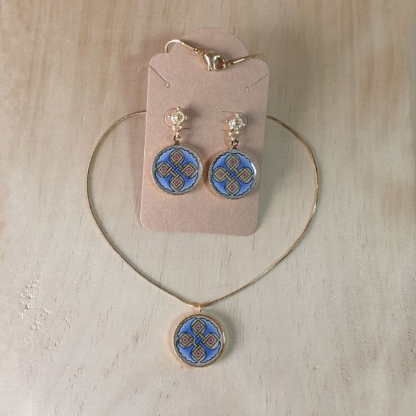 Oplyste &oslash;reringe med r&oslash;de eller bl&aring; palmetter og guldfletninger