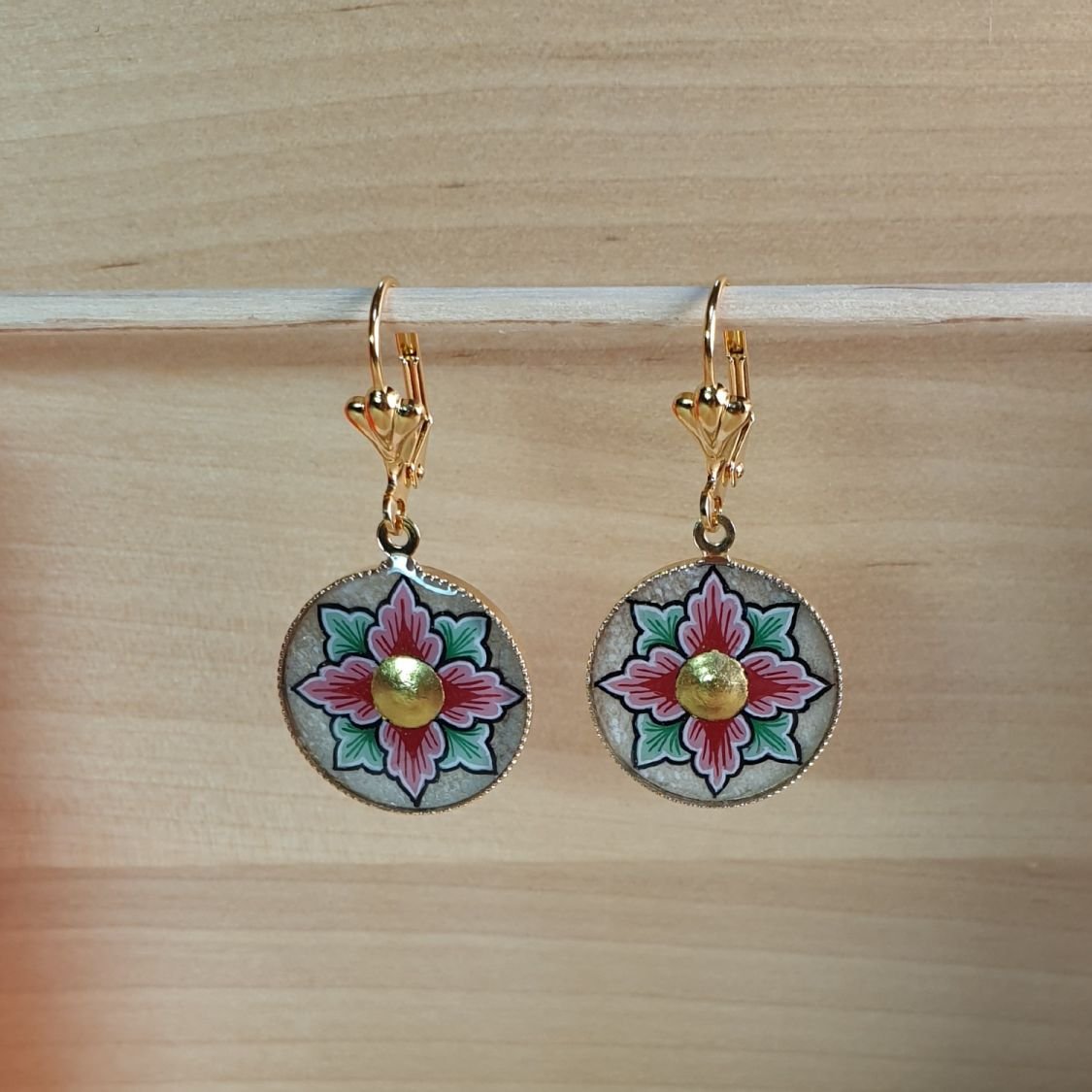 Boucles d'oreille pendantes printanières fleur rose ou bleue