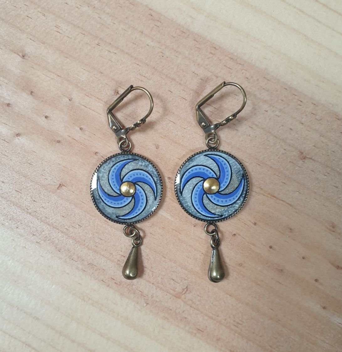 Boucles d'oreille pendantes enluminées spirale bleue