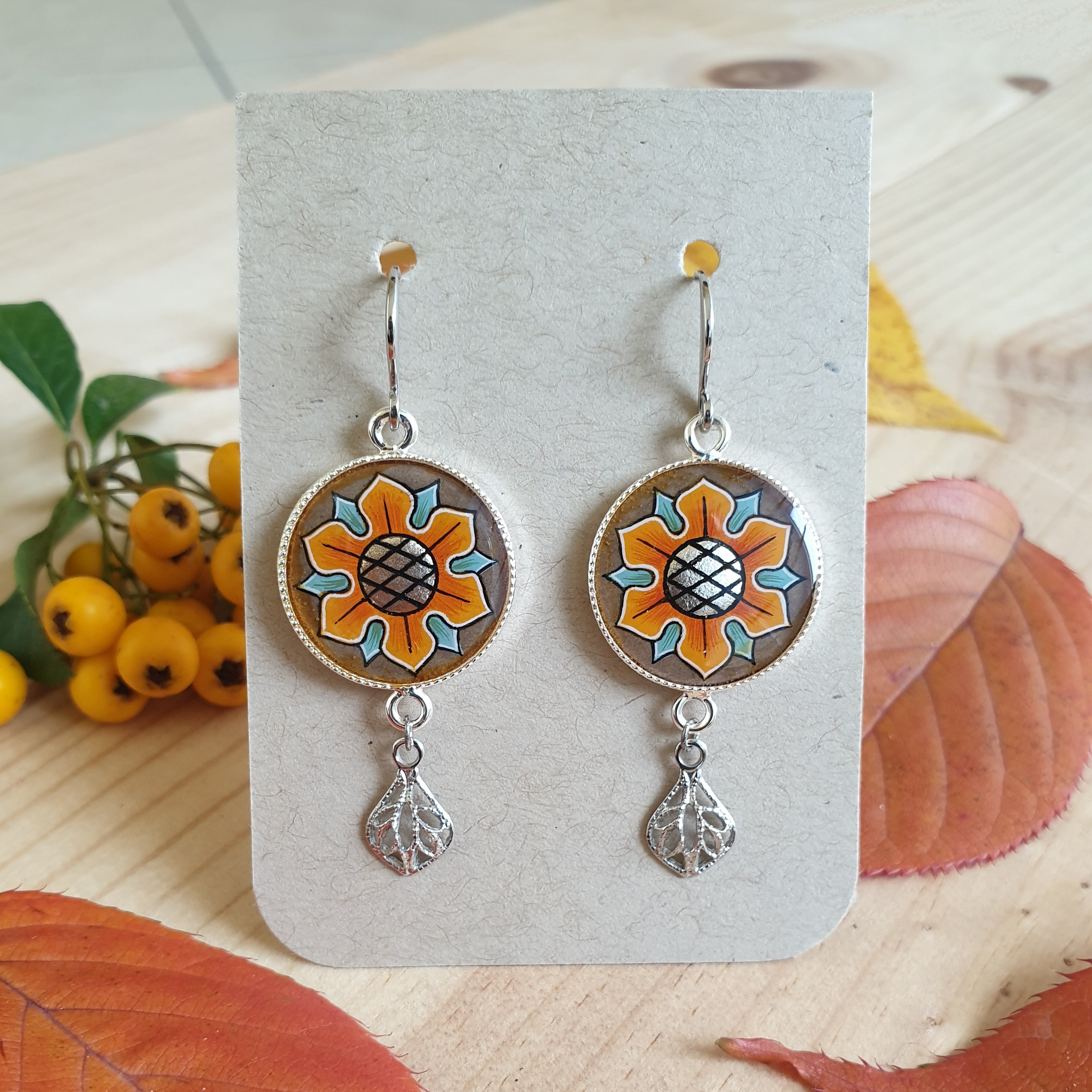 Boucles d'oreille pendantes enlumin&eacute;es aux couleurs de l'automne