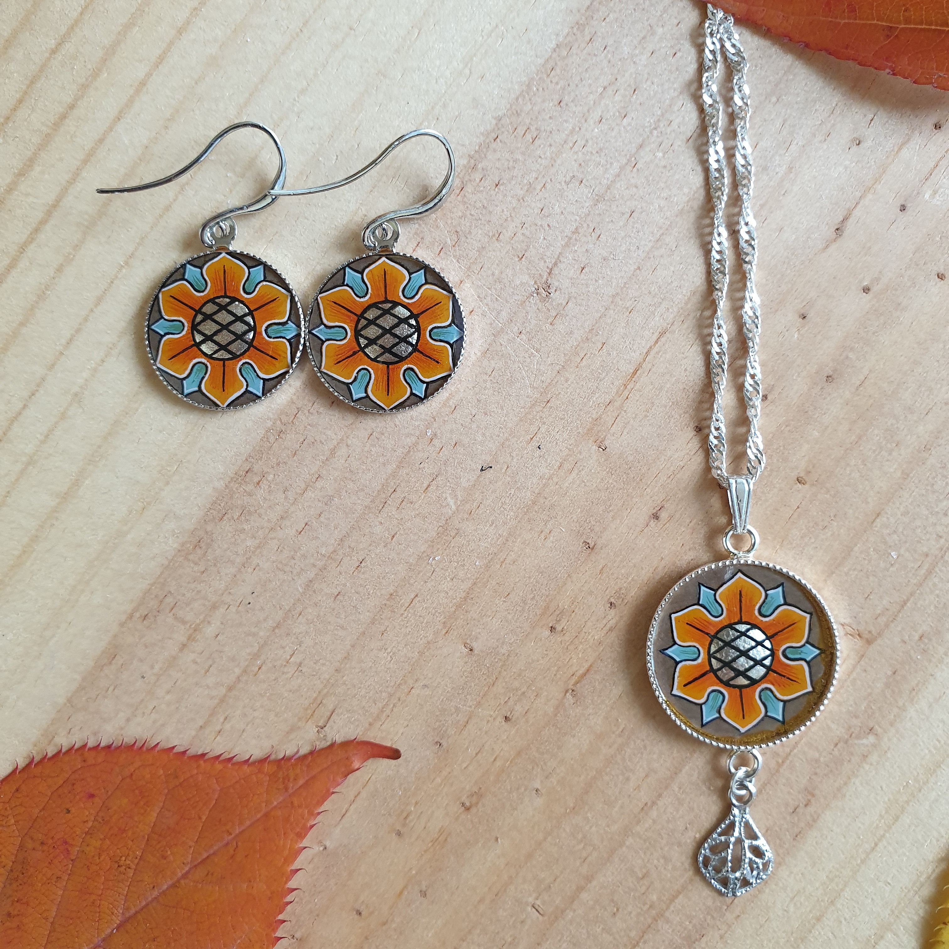 Boucles d'oreille discr&egrave;tes enlumin&eacute;es aux couleurs de l'automne