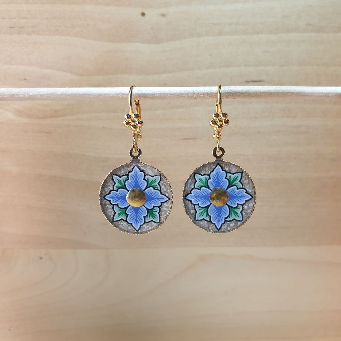 Boucles d'oreille pendantes printanières fleur rose ou bleue