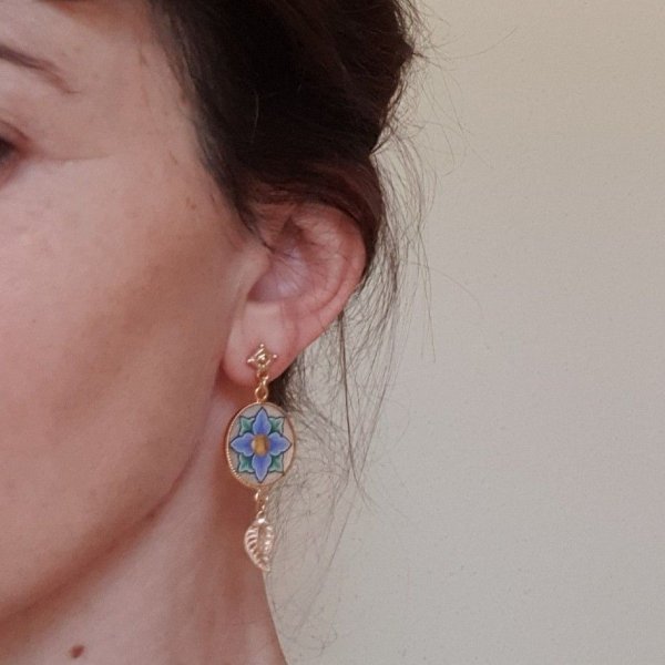 For&aring;rets lyser&oslash;de eller bl&aring; blomst &oslash;reringe med dinglende &oslash;reringe