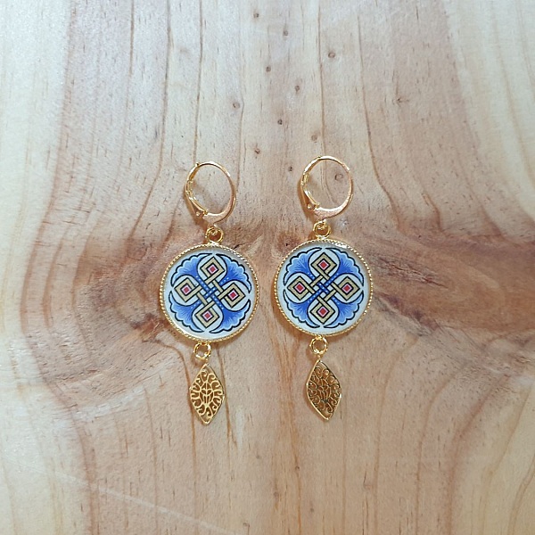 R&oslash;de eller bl&aring; palmetter og guld vedh&aelig;ng &oslash;reringe med fletninger i guld