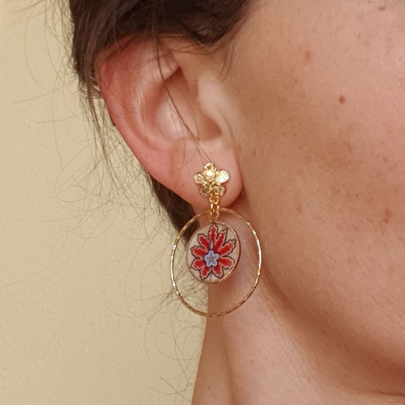 Boucles d'oreille pendantes fleur orientale rouge