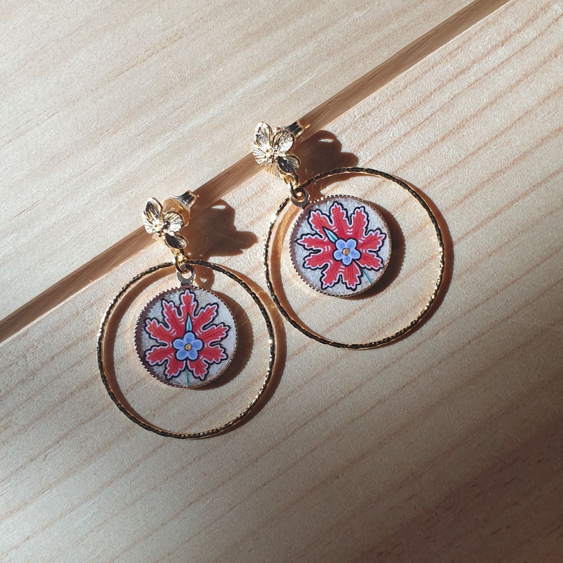 Boucles d'oreille pendantes fleur orientale rouge