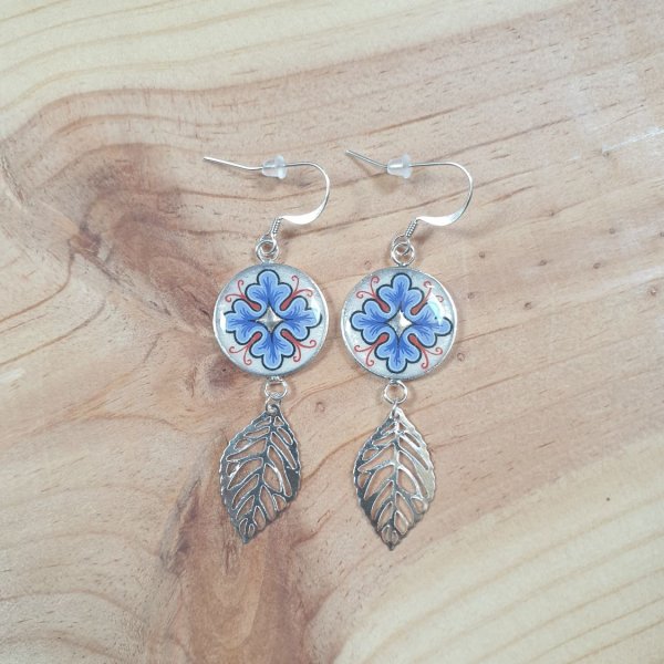 Boucles d'oreille pendantes enluminure motif v&eacute;g&eacute;tal et feuille