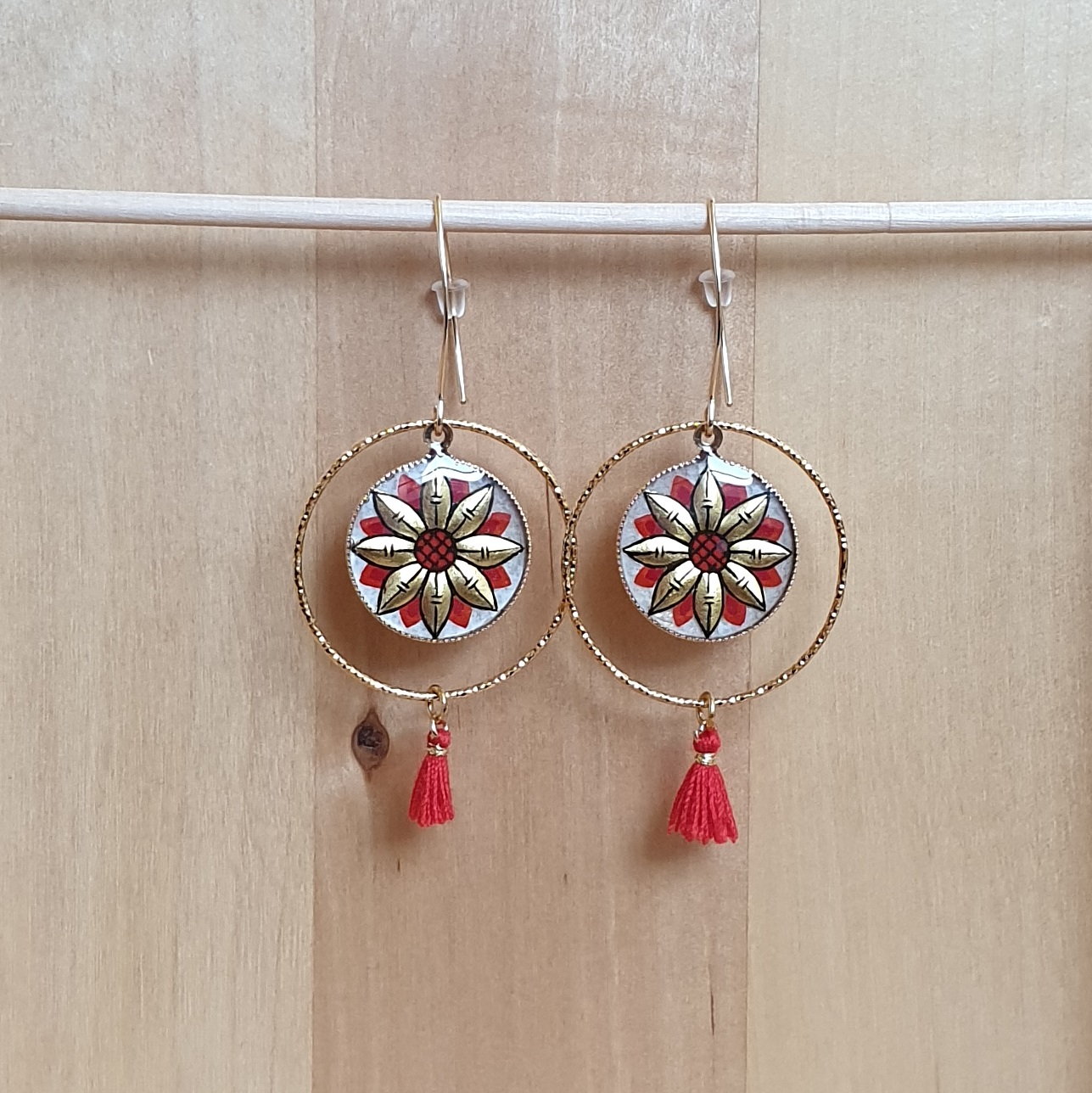 Boucles d'oreille pendantes fleur or/rouge