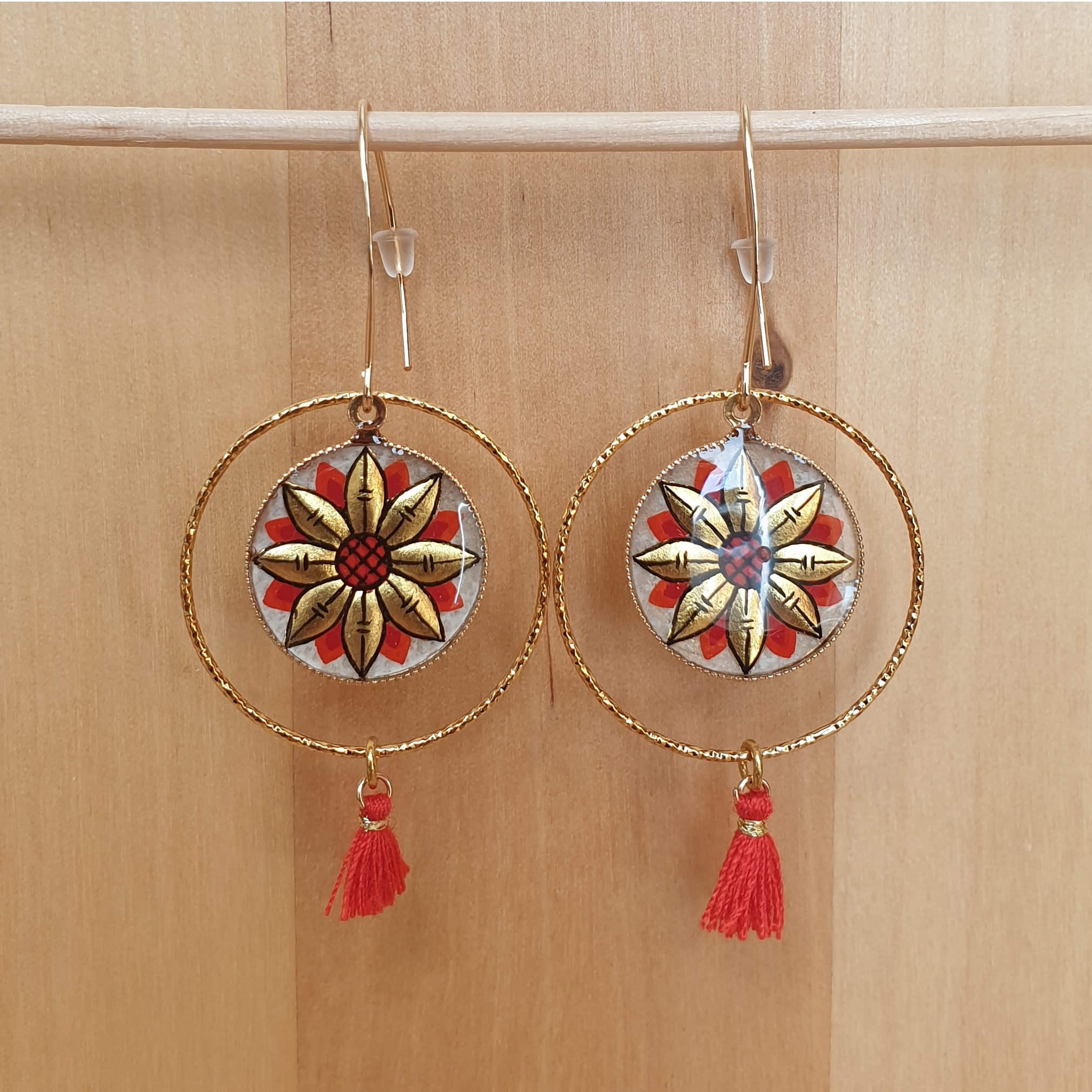 Boucles d'oreille pendantes fleur or/rouge