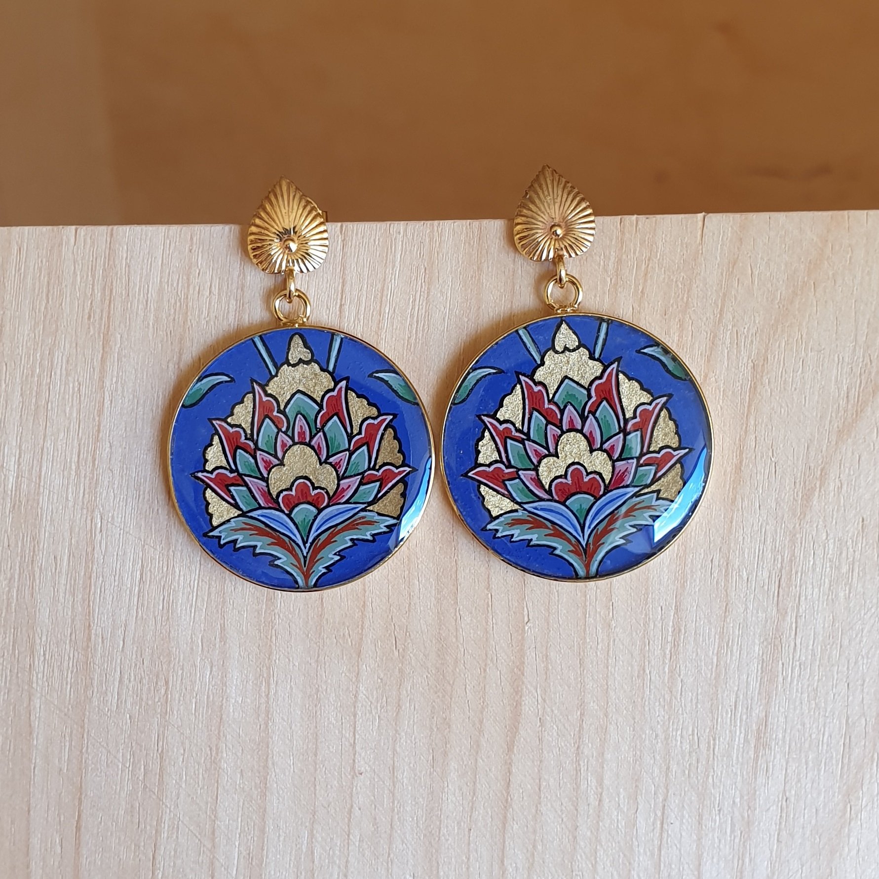 Boucles d'oreilles fleur orientale sur fond bleu