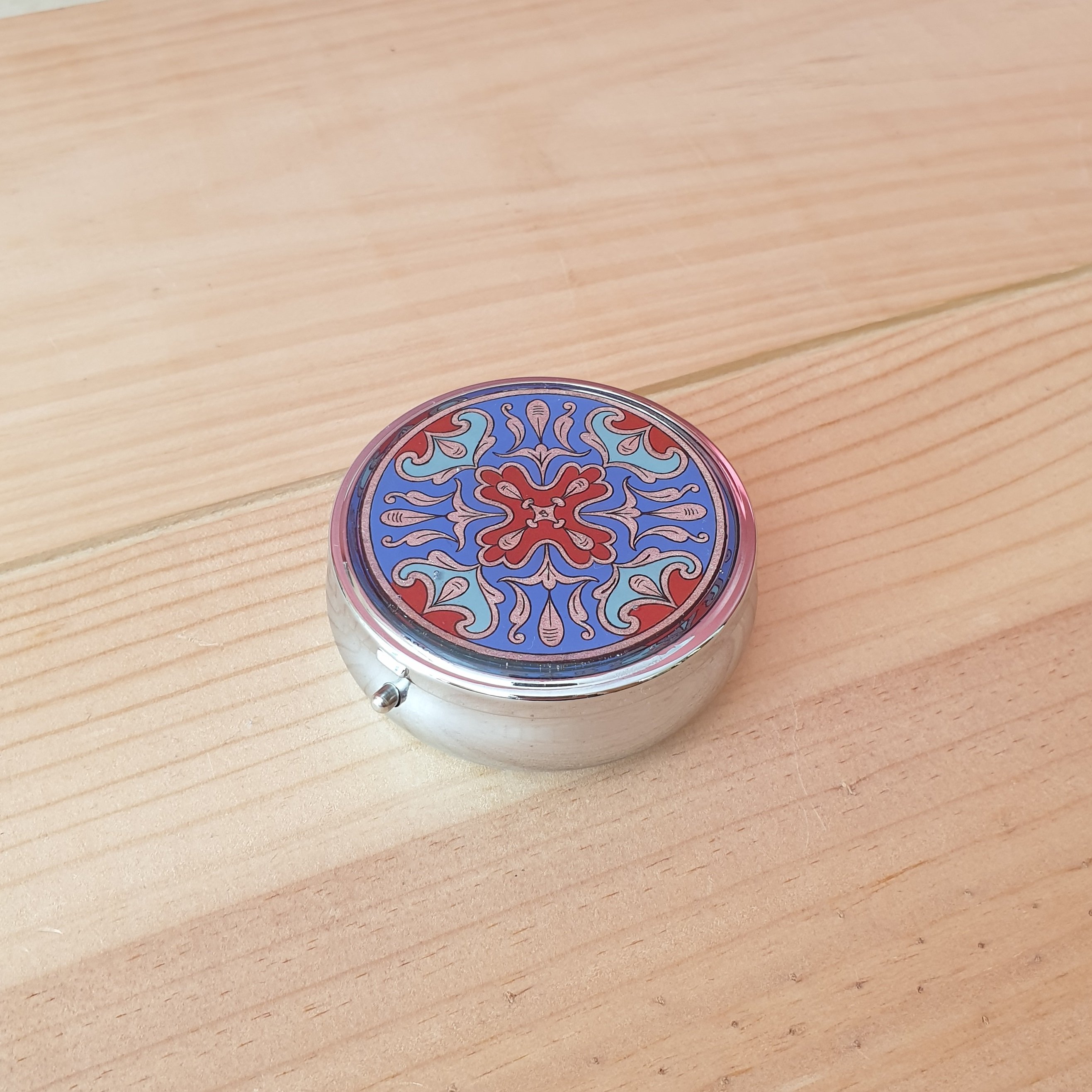 Bo&icirc;te pilulier enluminure arabesques argent