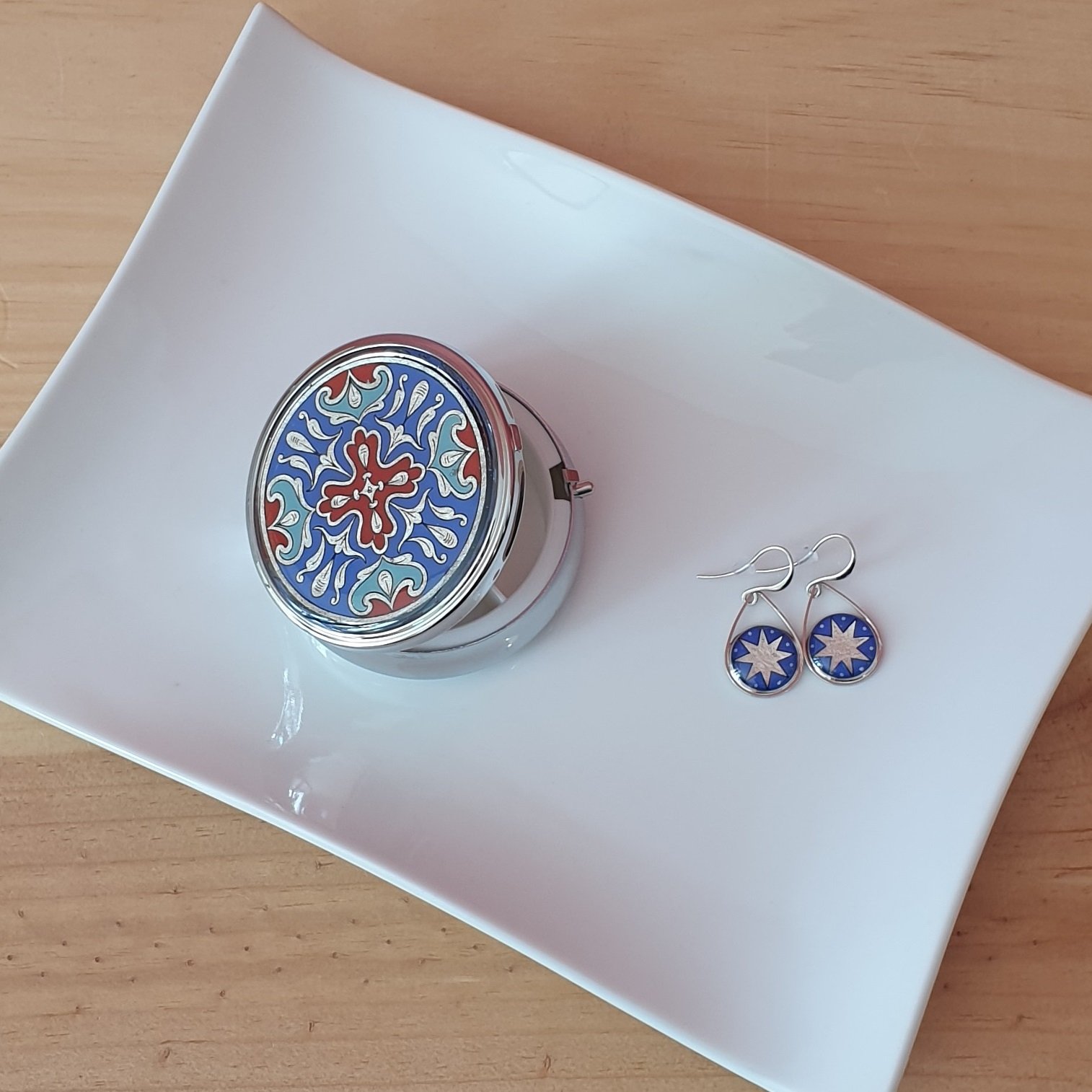 Bo&icirc;te pilulier enluminure arabesques argent