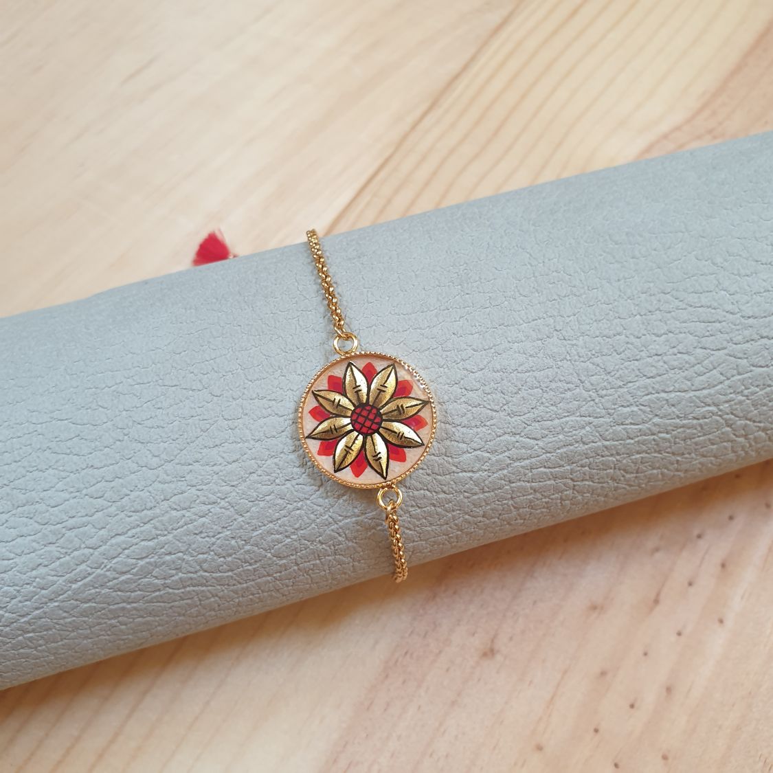 Justerbart armbånd med guld/blåt blomsterdesign på guldkæde