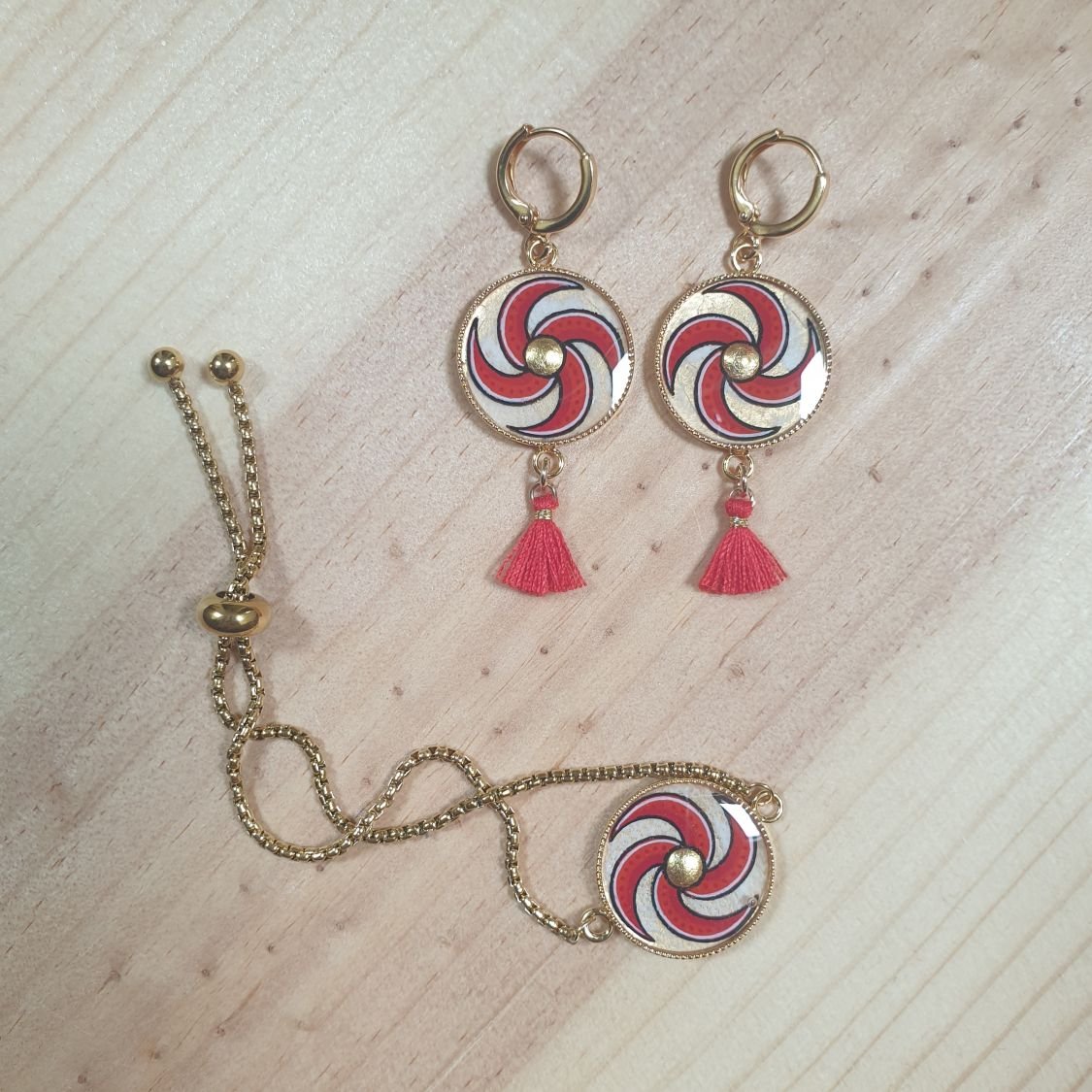 Boucles d'oreille pendantes enluminure spirale bleue ou rouge et or