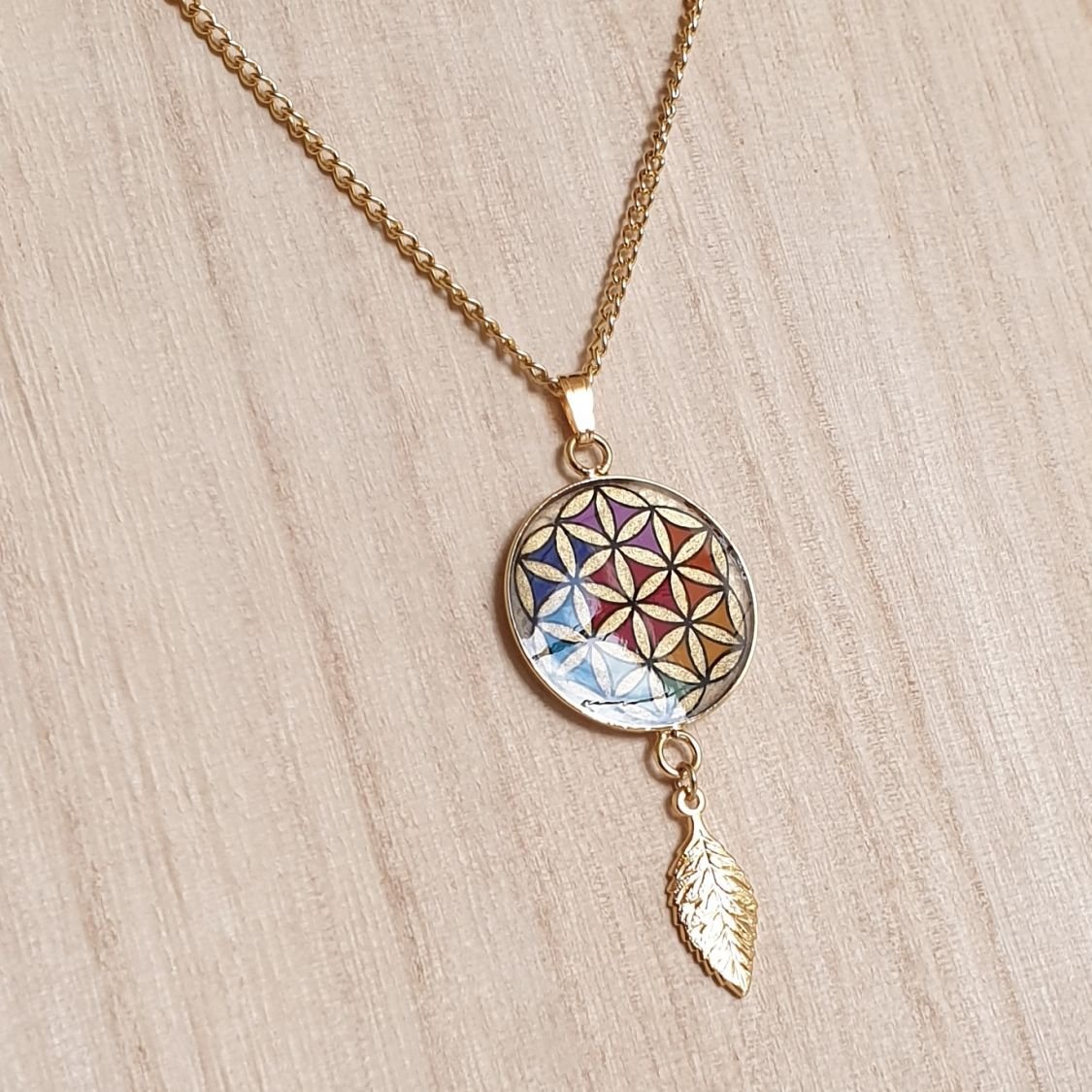 Collier pendentif fleur de vie et feuille