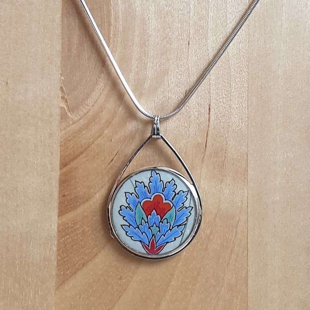 Collier pendentif fleur orientale sur chaîne argentée