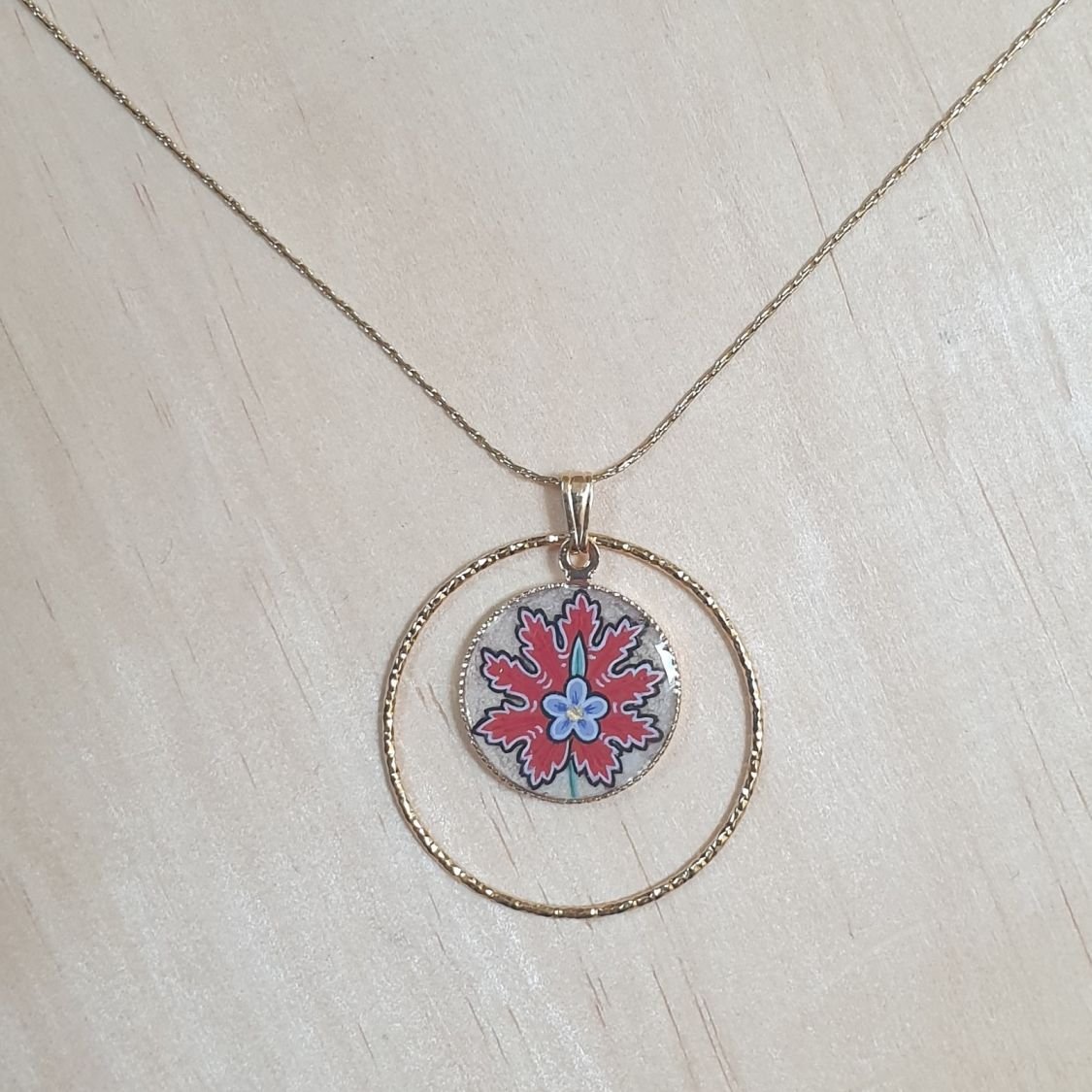 Collier pendentif fleur orientale rouge sur chaîne dorée