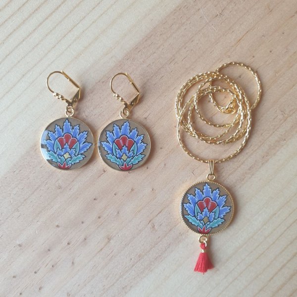 Halsk&aelig;de vedh&aelig;ng belyst bl&aring; orientalsk blomst