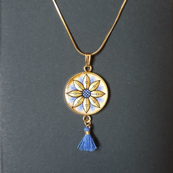 Guld/bl&aring; blomst vedh&aelig;ng halsk&aelig;de p&aring; guldk&aelig;de