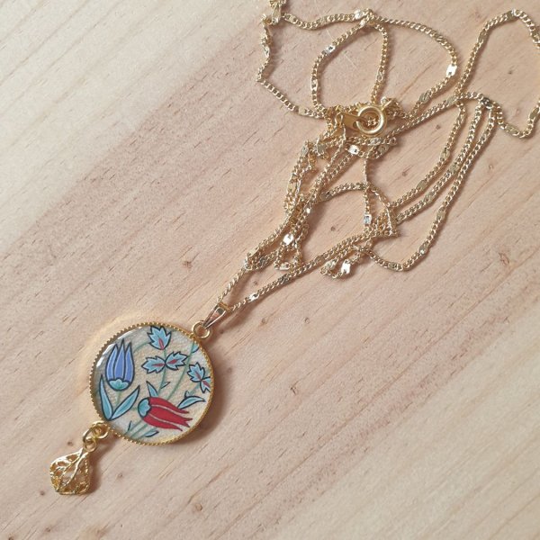 Halsk&aelig;de vedh&aelig;ng belyste orientalske blomster omkring halsen eller halsk&aelig;de