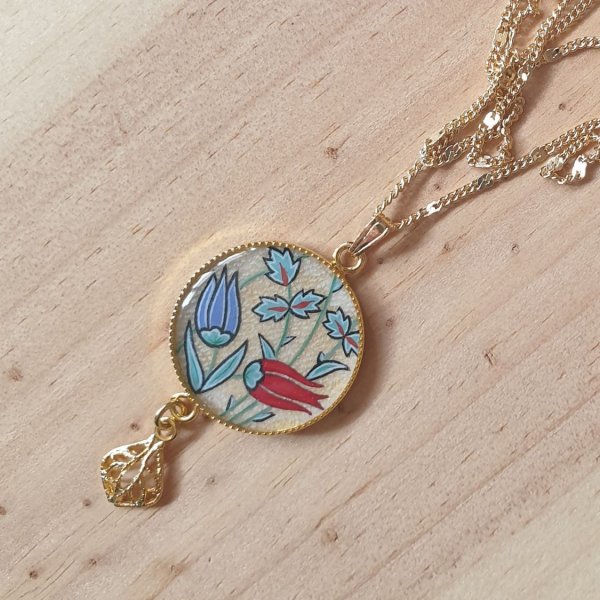 Halsk&aelig;de vedh&aelig;ng belyste orientalske blomster omkring halsen eller halsk&aelig;de