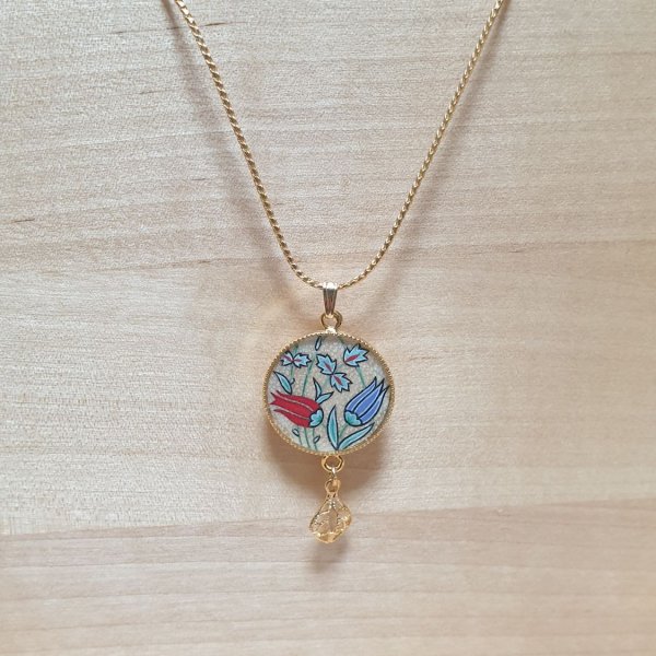 Halsk&aelig;de vedh&aelig;ng belyste orientalske blomster omkring halsen eller halsk&aelig;de