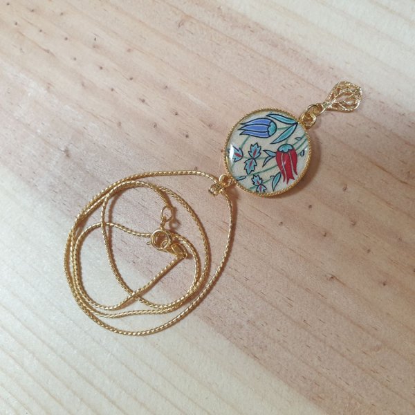 Halsk&aelig;de vedh&aelig;ng belyste orientalske blomster omkring halsen eller halsk&aelig;de