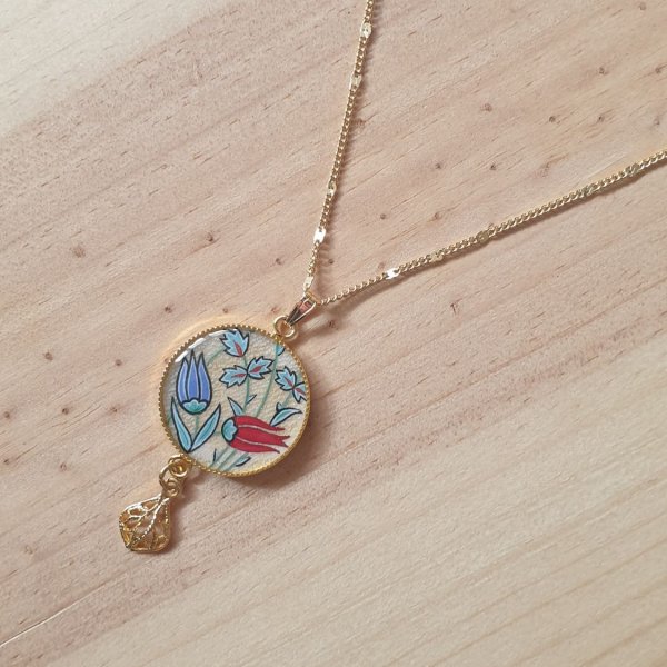 Halsk&aelig;de vedh&aelig;ng belyste orientalske blomster omkring halsen eller halsk&aelig;de