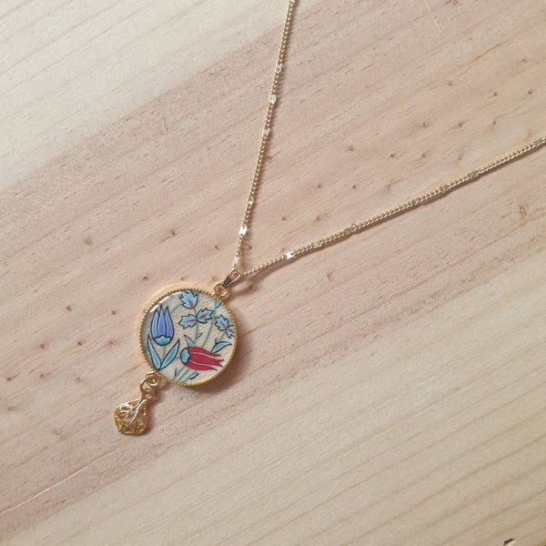 Halsk&aelig;de vedh&aelig;ng belyste orientalske blomster omkring halsen eller halsk&aelig;de