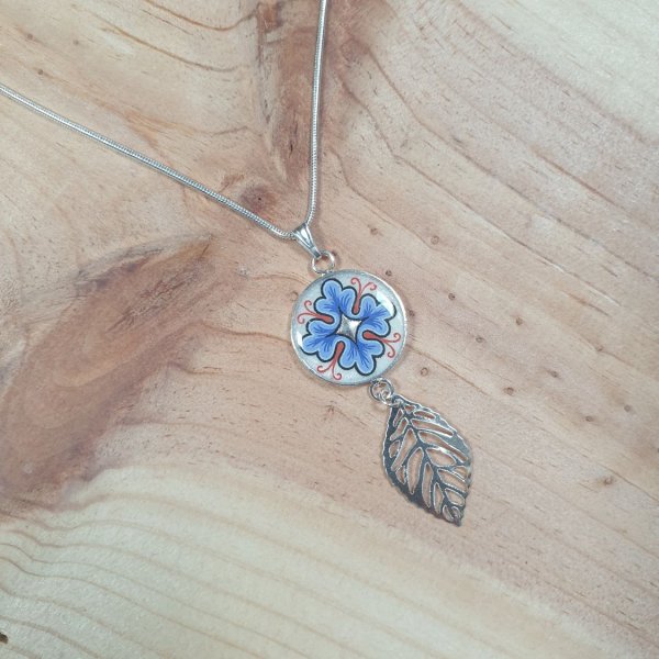 Collier pendentif motif v&eacute;g&eacute;tal et feuille sur cha&icirc;ne argent&eacute;e