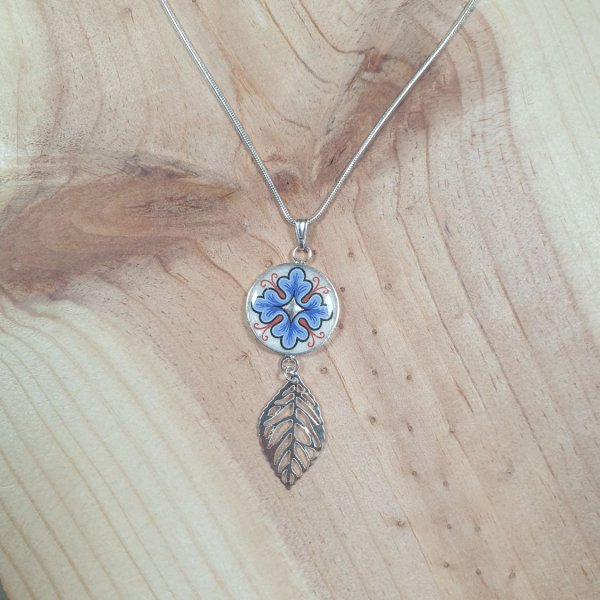 Collier pendentif motif v&eacute;g&eacute;tal et feuille sur cha&icirc;ne argent&eacute;e