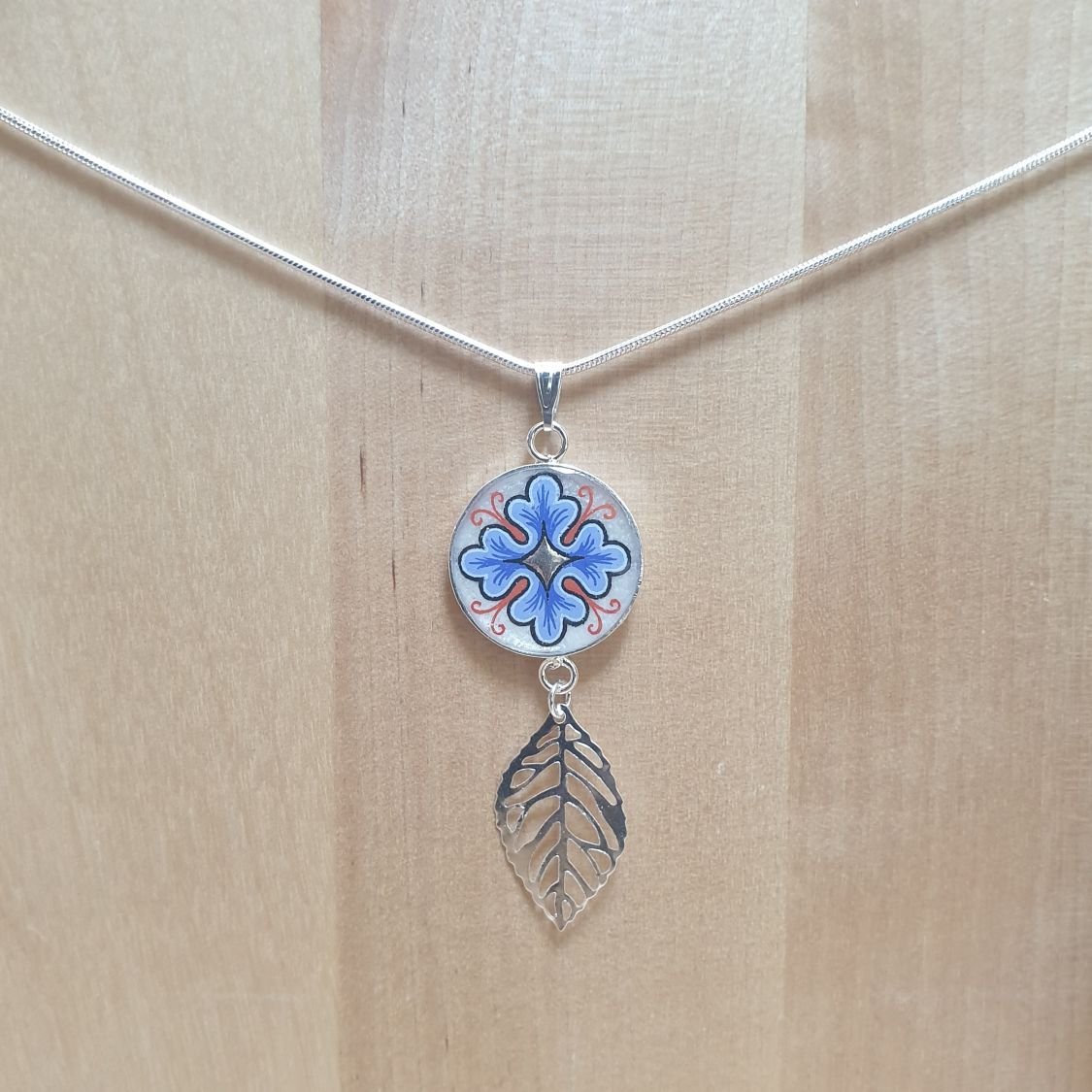 Collier pendentif motif végétal et feuille sur chaîne argentée