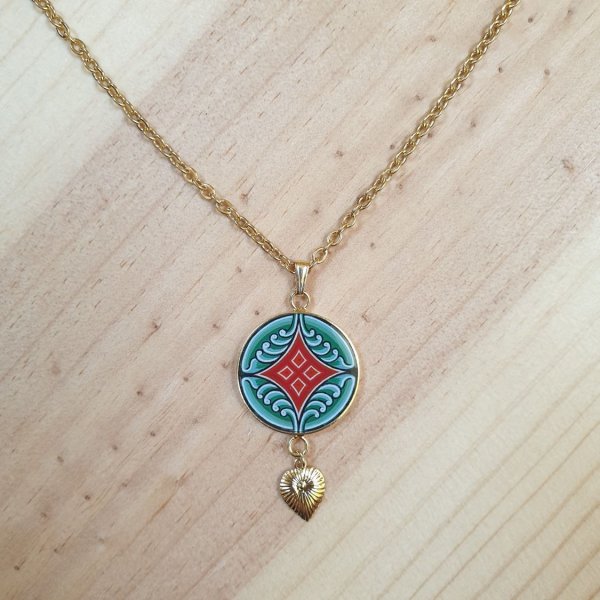 Collier pendentif motif v&eacute;g&eacute;tal m&eacute;di&eacute;val