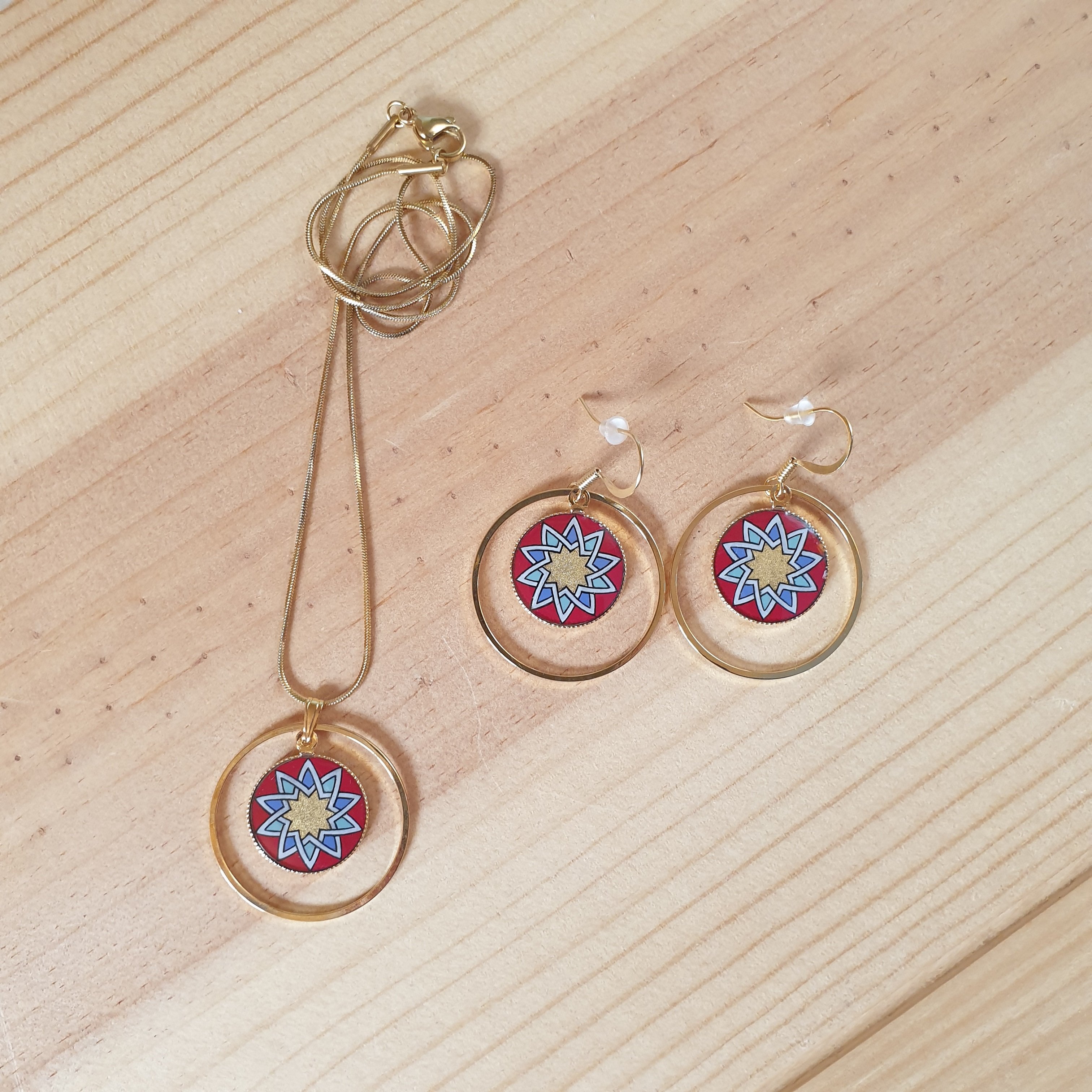 Guld/r&oslash;d/bl&aring;/gr&oslash;n roset vedh&aelig;ng halsk&aelig;de p&aring; guldk&aelig;de