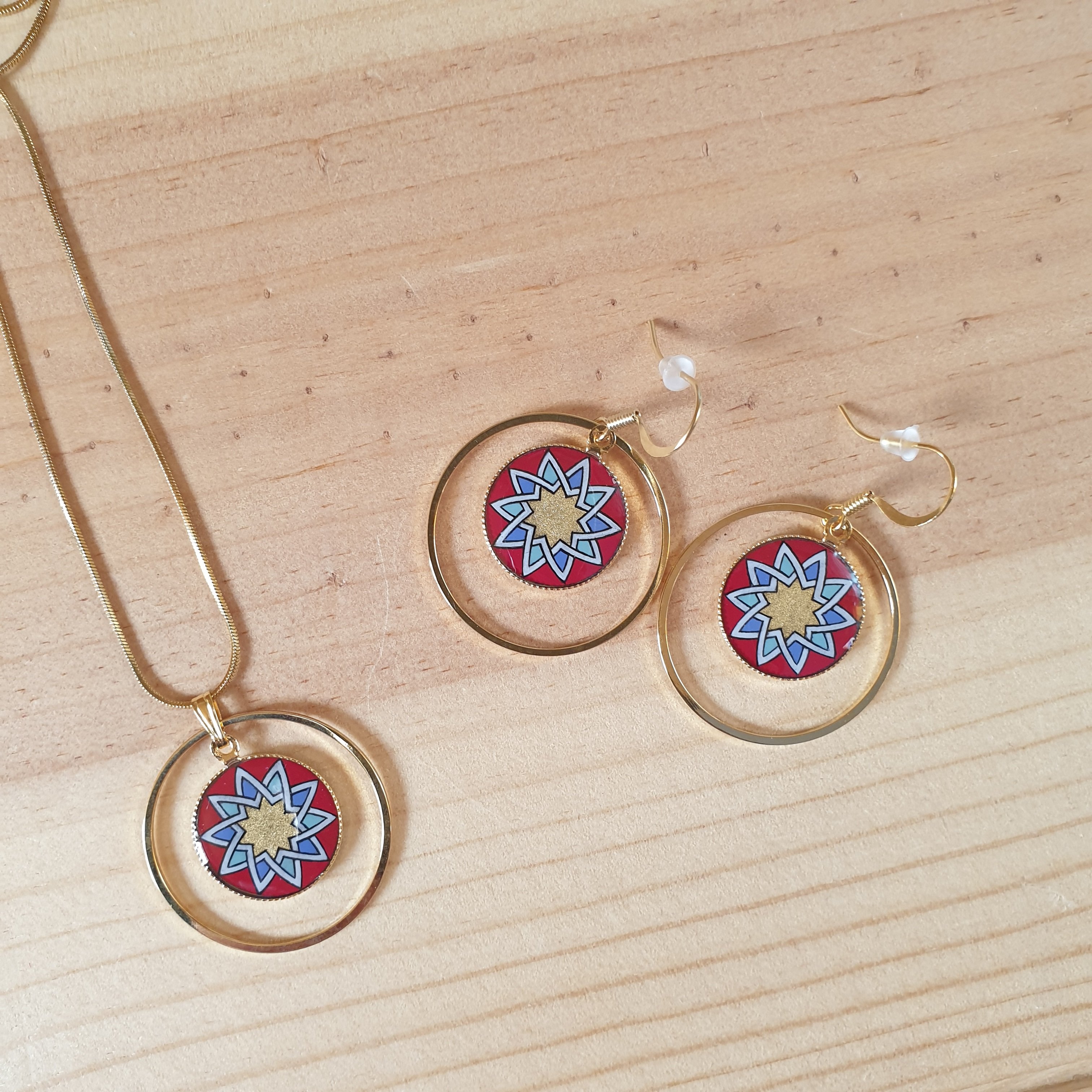 Guld/r&oslash;d/bl&aring;/gr&oslash;n roset vedh&aelig;ng halsk&aelig;de p&aring; guldk&aelig;de