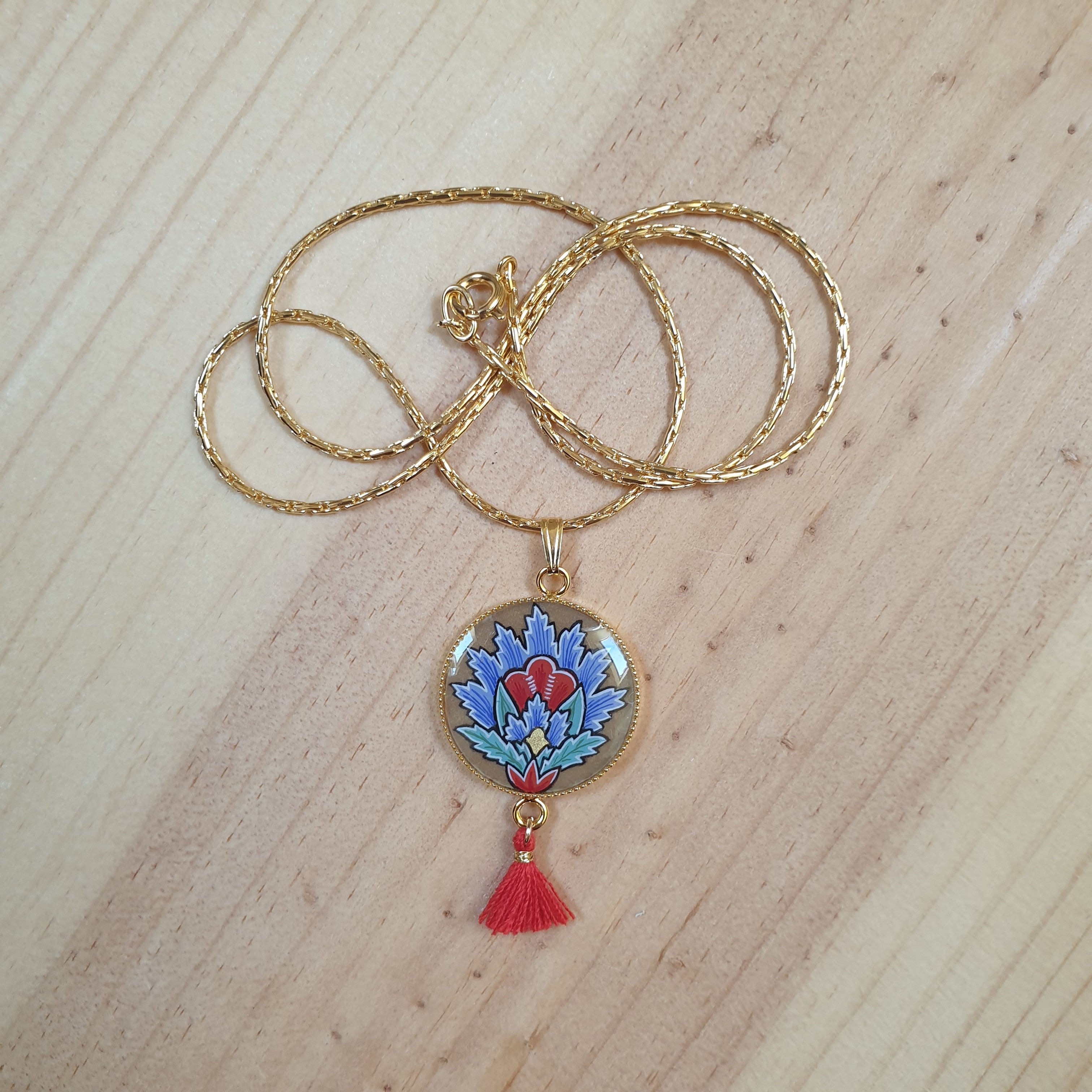 Halsk&aelig;de vedh&aelig;ng belyst bl&aring; orientalsk blomst