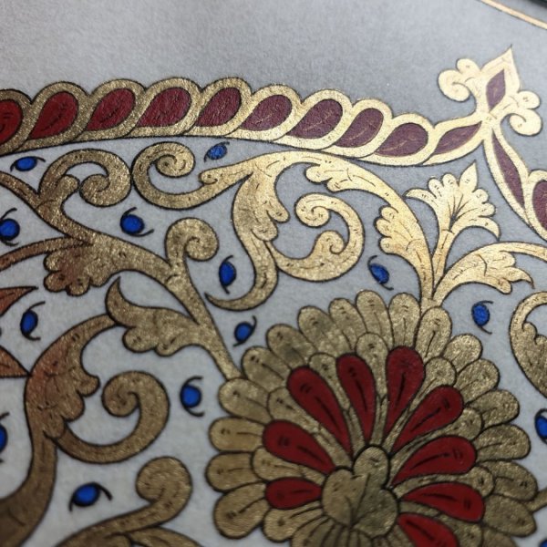 Guld/r&oslash;d/bl&aring; arabesque-belysning