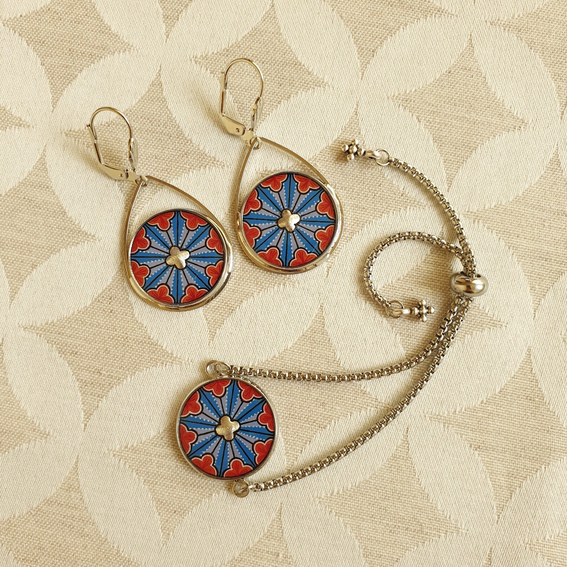 Parure boucles d'oreille et bracelet enluminure rosace gothique argent&eacute;e