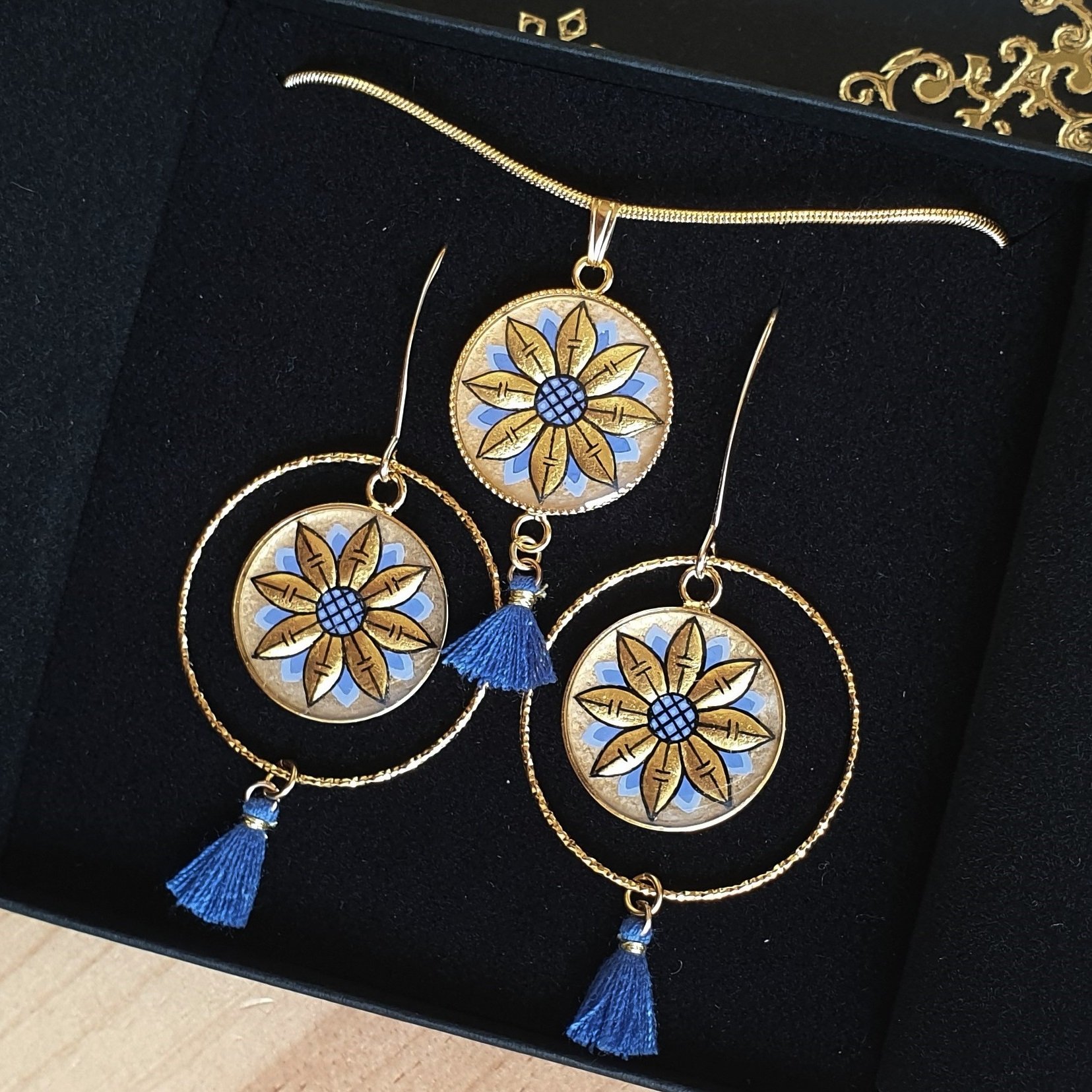 Parure boucles d'oreille et collier enluminure fleur or/bleue ou or/rouge