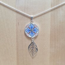 Collier pendentif motif végétal et feuille sur chaîne argentée